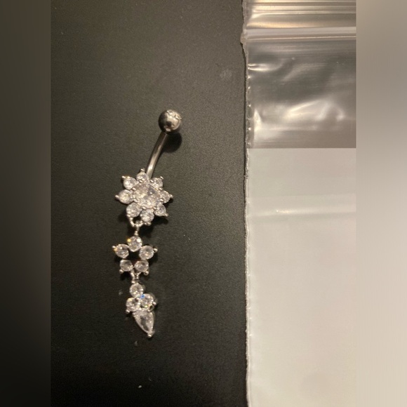 Belly Button ring , dangle style with flowers. New in bag. Super adorable 🥰 - Picture 3 of 3